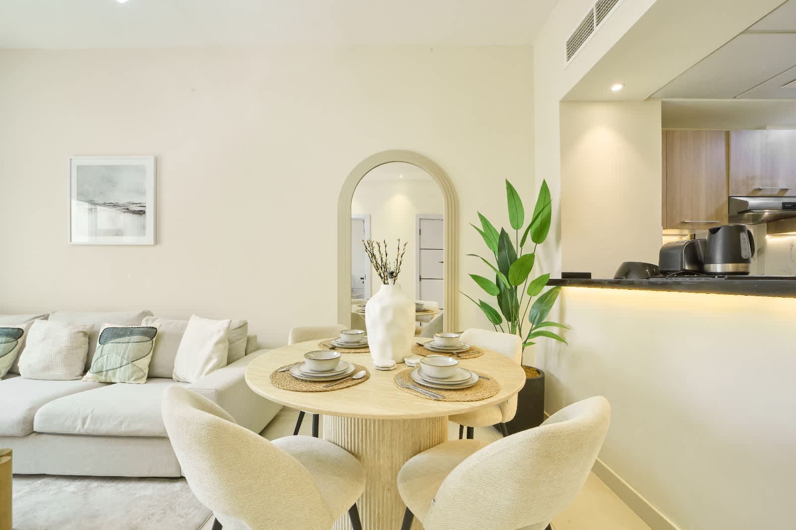 Modern 1BR Retreat in JVT at LA Residences, photo 5