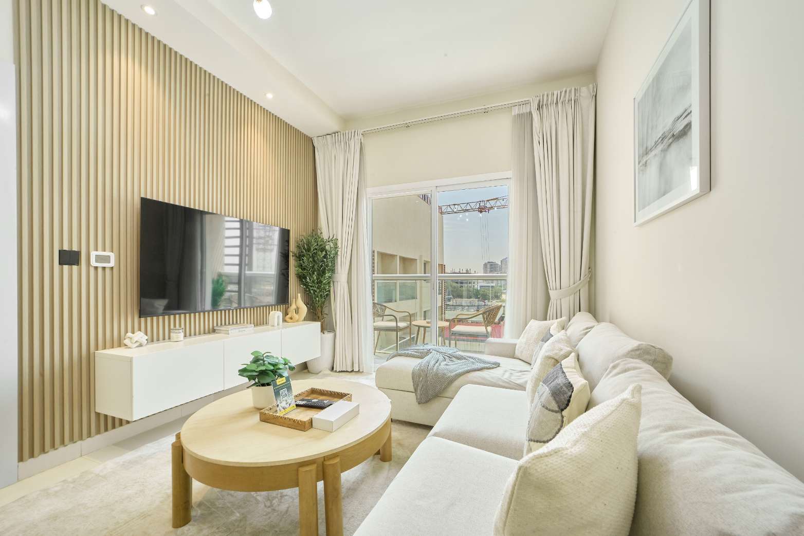 Modern 1BR Retreat in JVT at LA Residences