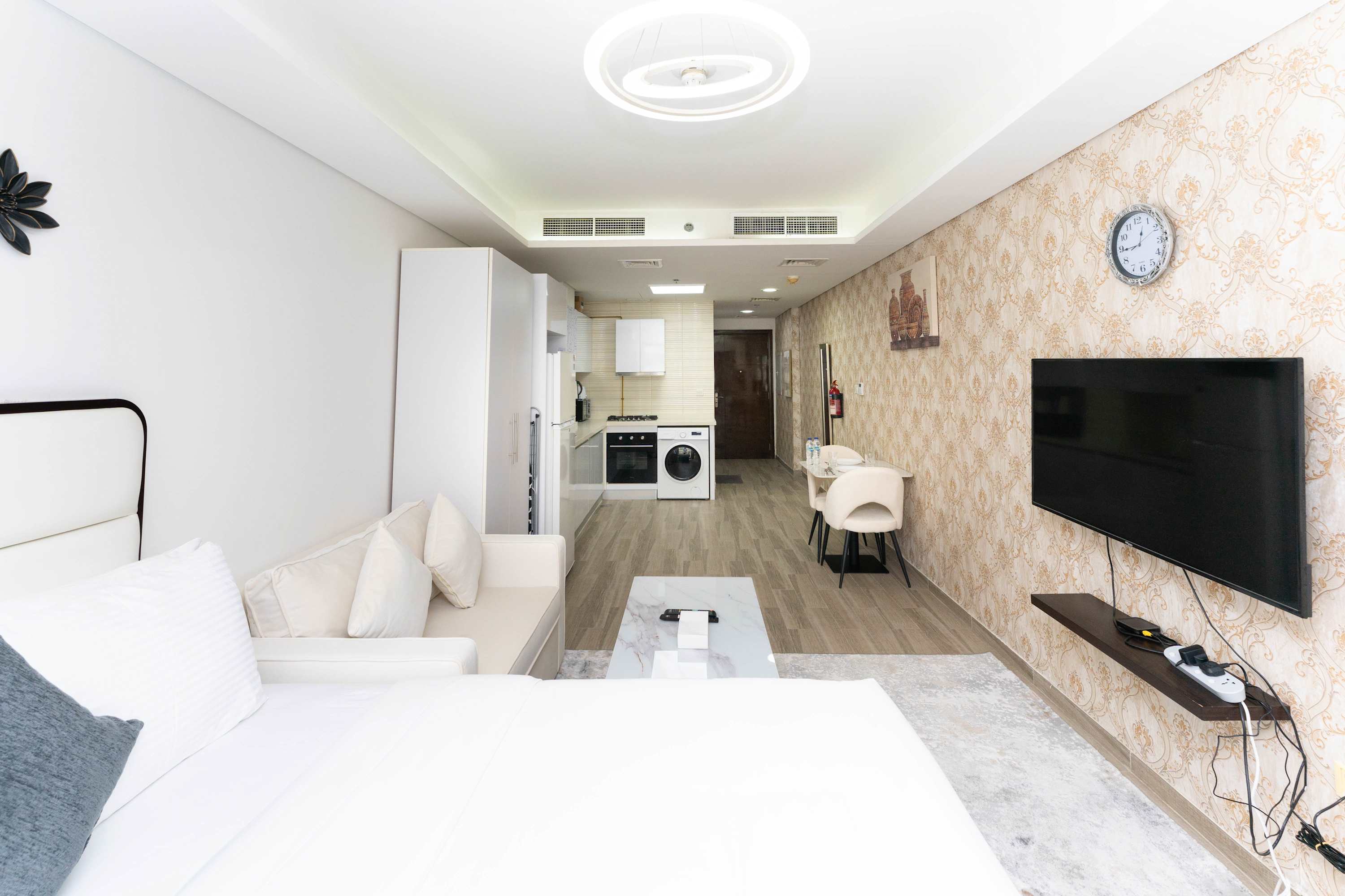 Modern Studio Stay at Laya Mansion JVC, photo 4