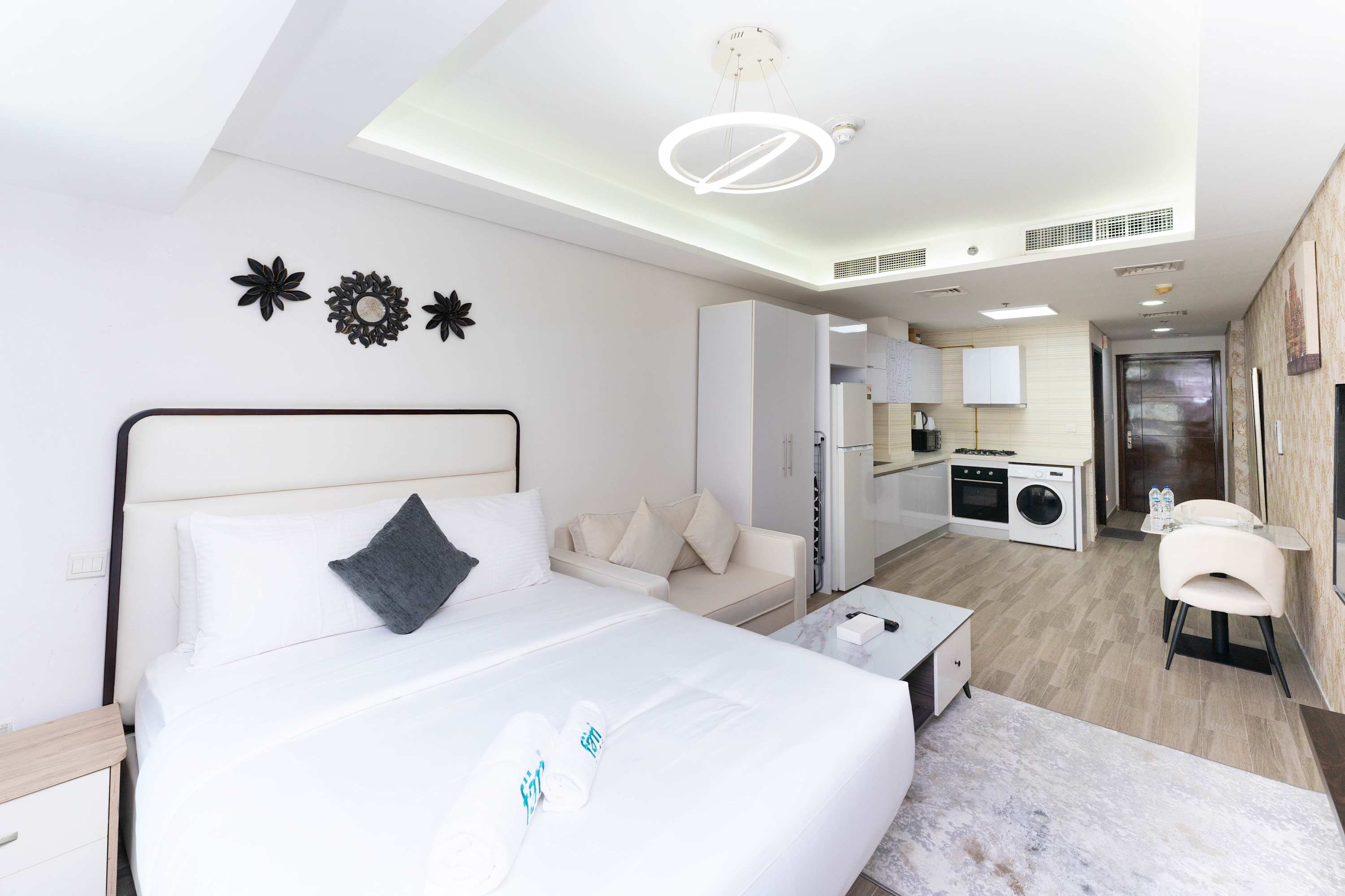 Modern Studio Stay at Laya Mansion JVC, photo 2