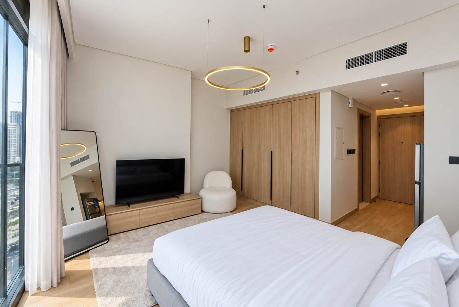 Contemporary Studio Hideaway in JVT, photo 4