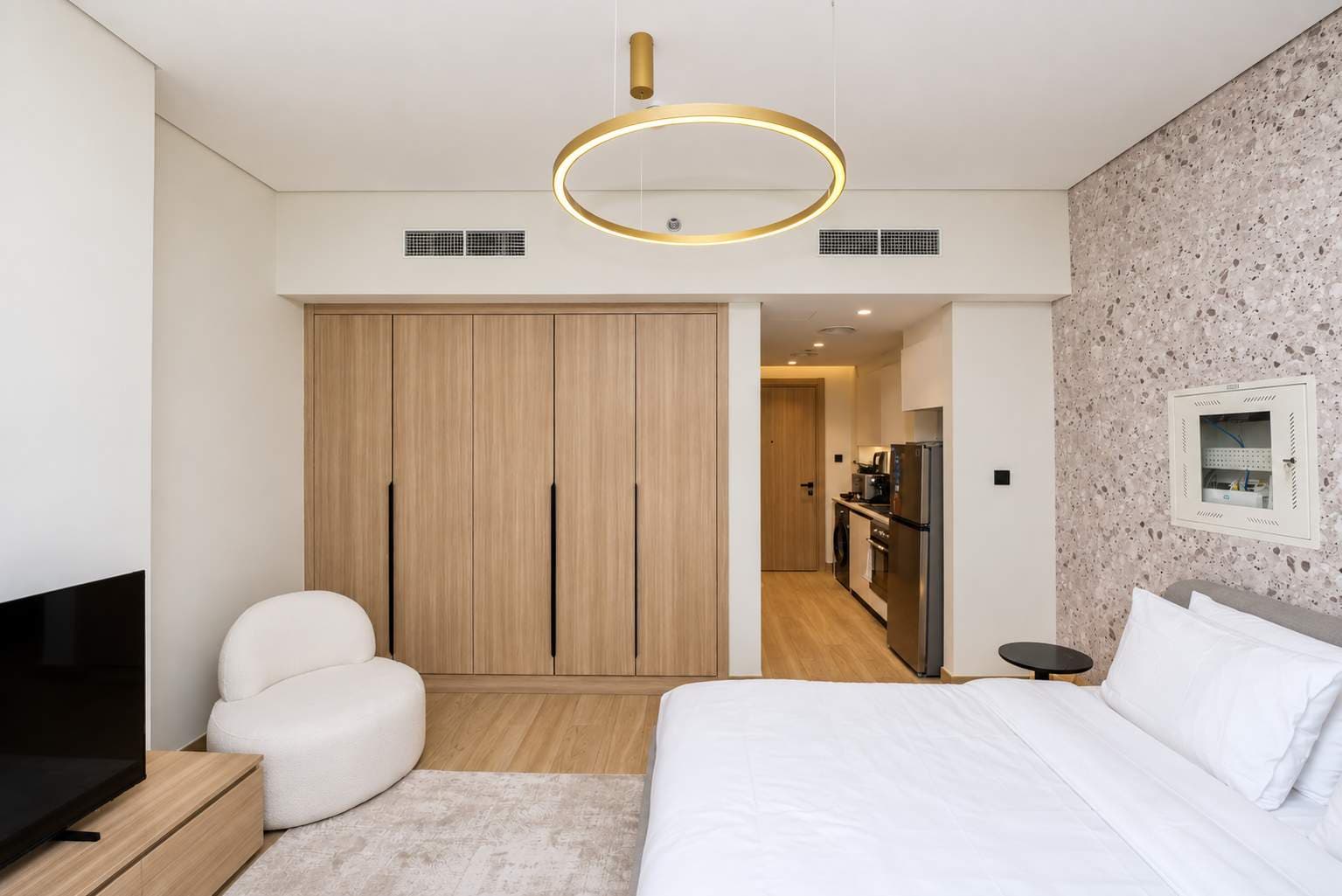 Contemporary Studio Hideaway in JVT, photo 5